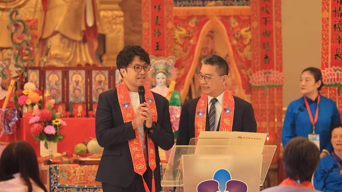 民進黨立委沈伯洋(左)剪髮後新造型登場,綠營「人設文」洗版。(沈伯洋臉書)