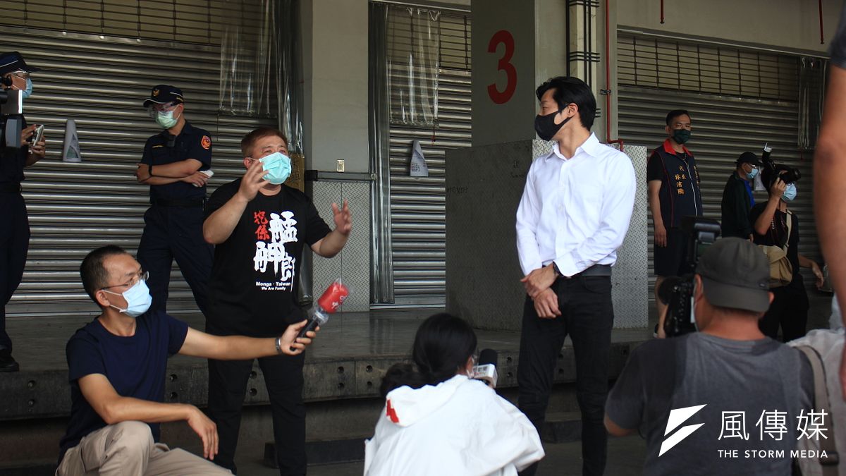 立委林昶佐(右)面臨無黨籍北市議員鍾小平與台北市中正萬華選區在地青年分別發起的罷免活動。(資料照,方炳超攝) 立委林昶佐(右)面臨無黨籍北市議員鍾小平與台北市中正萬華選區在地青年分別發起的罷免活動。(資料照,方炳超攝)