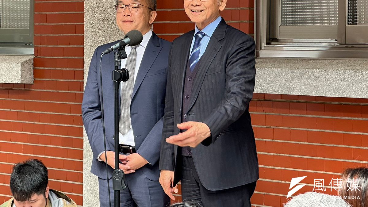 立法院長游錫堃(右)29日表示,他以個人身分贊同國會聽證調查、強化人事同意權審查、強化立委利益迴避規範,以及朝向單一召委制度這4項國會改革項目。(羅立邦攝) 立法院長游錫堃(右)29日表示,他以個人身分贊同國會聽證調查、強化人事同意權審查、強化立委利益迴避規範,以及朝向單一召委制度這4項國會改革項目。(羅立邦攝)