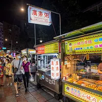 台北、新北市には大小さまざまな夜市があり、それぞれに有名な屋台グルメがある。あるネットユーザーが先日、外国の友人を台湾夜市文化に体験させるため、どの夜市が最もおすすめか尋ねた。写真は寧夏夜市商圏を示す。(写真/台北観光サイトより) 台北、新北市には大小さまざまな夜市があり、それぞれに有名な屋台グルメがある。あるネットユーザーが先日、外国の友人を台湾夜市文化に体験させるため、どの夜市が最もおすすめか尋ねた。写真は寧夏夜市商圏を示す。(写真/台北観光サイトより)