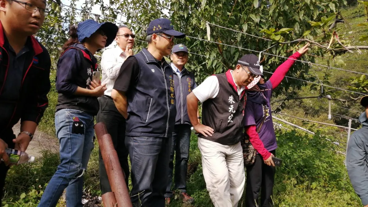 台中市府建設局長陳大田會同水利局、觀光旅遊局、原民會跟議員朱元宏實勘和平區環山部落旁南湖溪。(圖/台中市政府提供)