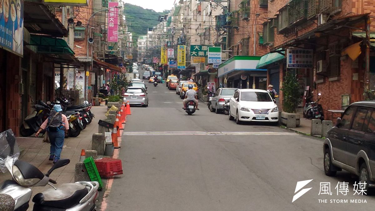 大慶大城社區巷道雙邊停車,救災車輛通行困難。(圖/張毅攝) 大慶大城社區巷道雙邊停車,救災車輛通行困難。(圖/張毅攝)