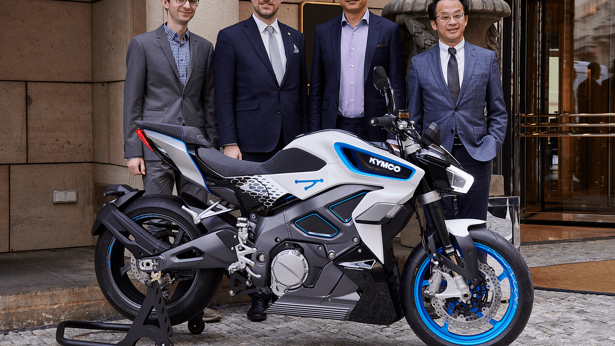 賀瑞普市長(左二)興奮的與KYMCO RevoNEX以及光陽集團董事長柯勝峯(右二)合影留念。(圖/光陽機車) 賀瑞普市長(左二)興奮的與KYMCO RevoNEX以及光陽集團董事長柯勝峯(右二)合影留念。(圖/光陽機車)