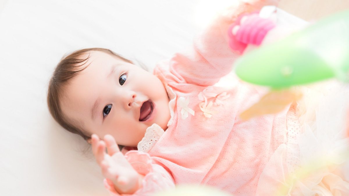 對著寶寶大聲念出計數書的數字,有助於孩童於學齡前理解這項概念。(示意圖非本人/pakutaso) 對著寶寶大聲念出計數書的數字,有助於孩童於學齡前理解這項概念。(示意圖非本人/pakutaso)