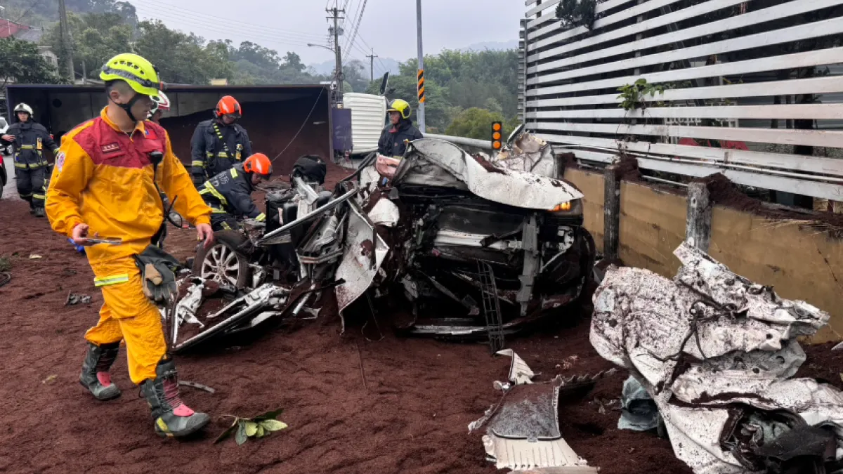 廖女開車載兒補習遇橫禍,休旅車被砂石車過彎翻覆壓扁。(圖/翻攝自記者爆料網)