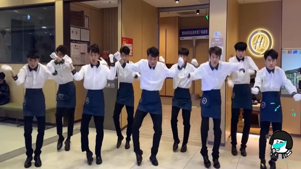 海底撈店員最近流行跳科目三的舞蹈,讓不少網友好奇在餐飲業大缺人的情況下,海底撈依然找到願意跳抖音舞、被客人羞辱的年輕人。(圖/翻攝自YouTube) 海底撈店員最近流行跳科目三的舞蹈,讓不少網友好奇在餐飲業大缺人的情況下,海底撈依然找到願意跳抖音舞、被客人羞辱的年輕人。(圖/翻攝自YouTube)