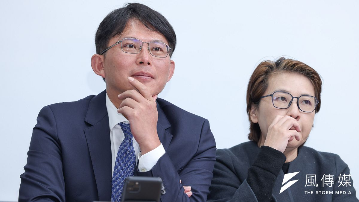 民眾黨不分區立委當選人黃國昌(左)、黃珊珊(右)召開記者會,就未來國會議事運作原則及立法院正副院長選舉立場提出說明。(顏麟宇攝) 民眾黨不分區立委當選人黃國昌(左)、黃珊珊(右)召開記者會,就未來國會議事運作原則及立法院正副院長選舉立場提出說明。(顏麟宇攝)