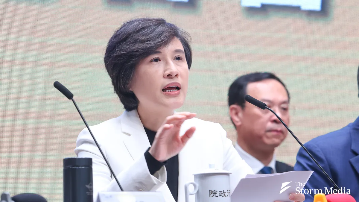 Executive Yuan Vice Premier Cheng Li-chun (鄭麗君) holds a press briefing on the latest tariff developments on December 24. (Photo by Yan Lin-yu)
