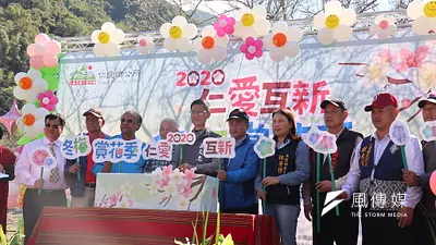 2020仁愛鄉新冬梅賞花季啟動,鄉長吳文忠、縣府觀光處長王源鍾、原民局長史強及與會貴賓一起將活動主題花束插進花瓶裡。(圖/記者王秀禾攝)