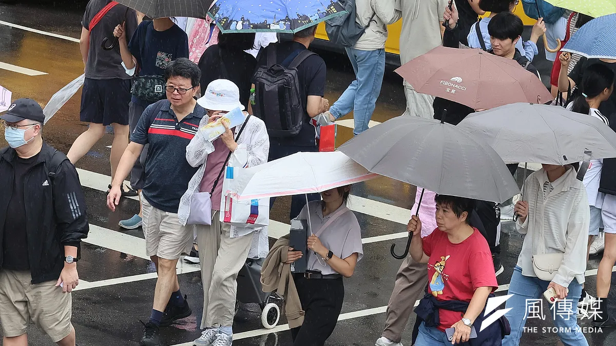 気象専門家の呉德榮氏は、今後一週間に2つの熱帯撹乱があり、うち1つの台風成長確率は70%であると述べた。予測コースは台湾を通過する可能性がある。(写真/柯承惠撮影) 気象専門家の呉德榮氏は、今後一週間に2つの熱帯撹乱があり、うち1つの台風成長確率は70%であると述べた。予測コースは台湾を通過する可能性がある。(写真/柯承惠撮影)