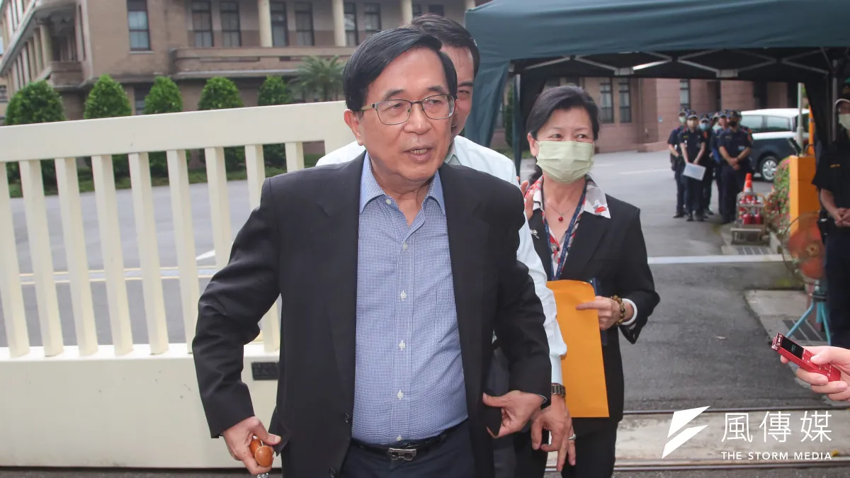 前總統陳水扁到行政院遞交陳情信,針對「公職人員選舉罷免法修正草案」涉及違反比例原則一事行使請願權。(顏麟宇攝)