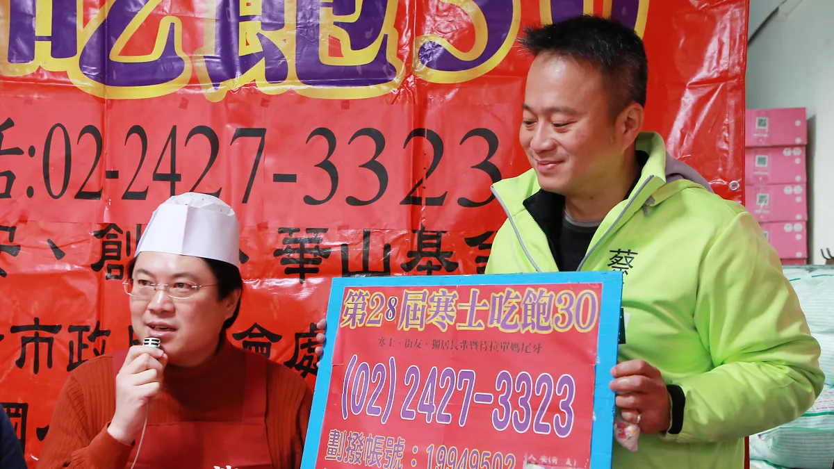 基隆市長林右昌12日上午化身總舖師,在人安基金會基隆平安站提前讓寒士試吃圍爐宴。(基隆市政府提供)