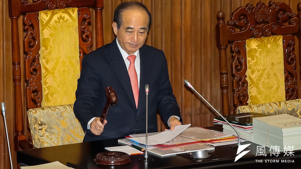 立法院長王金平在臉書貼文,痛批證所稅是行政部門一意孤行的政策,感嘆「錯誤的政策比貪汙還可怕!」。(顏麟宇攝) 立法院長王金平在臉書貼文,痛批證所稅是行政部門一意孤行的政策,感嘆「錯誤的政策比貪汙還可怕!」。(顏麟宇攝)