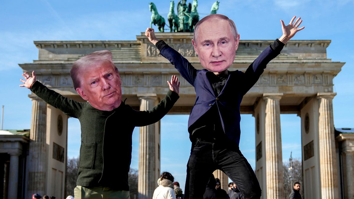 2025年2月20日。在德國柏林勃蘭登堡門前,戴著美國總統川普和俄羅斯總統普京面具的集會者支持德國極右翼政黨AfD。(AP) 2025年2月20日。在德國柏林勃蘭登堡門前,戴著美國總統川普和俄羅斯總統普京面具的集會者支持德國極右翼政黨AfD。(AP)