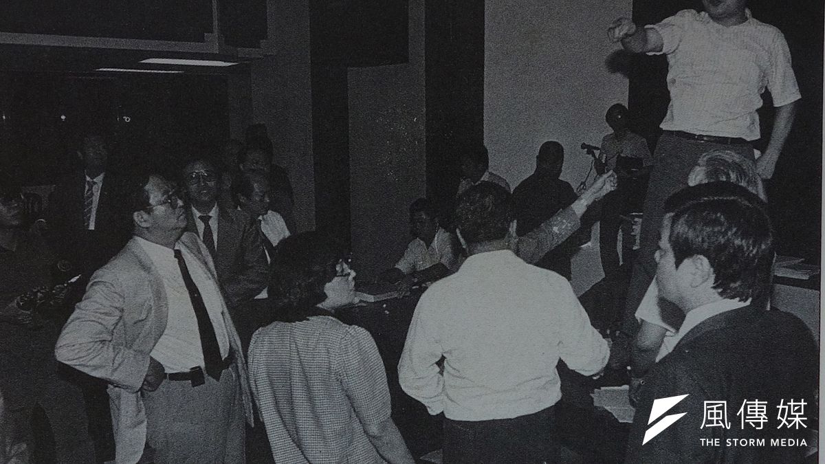 1987年5月26日深夜的立法院會,朱高正跳上主席台。(資料照,林蘭因攝) 1987年5月26日深夜的立法院會,朱高正跳上主席台。(資料照,林蘭因攝)