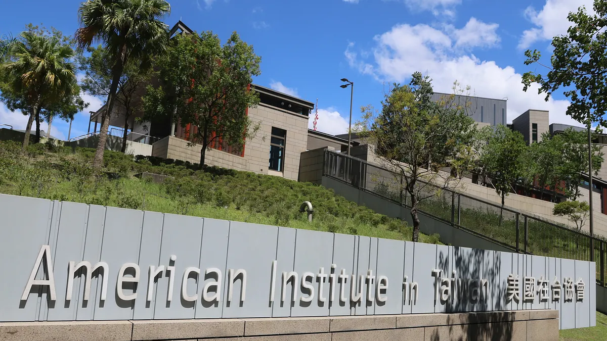 美國聯邦政府停擺結束,美國在台協會(AIT)臉書也正式宣告上工。(資料照,柯承惠攝) 美國聯邦政府停擺結束,美國在台協會(AIT)臉書也正式宣告上工。(資料照,柯承惠攝)