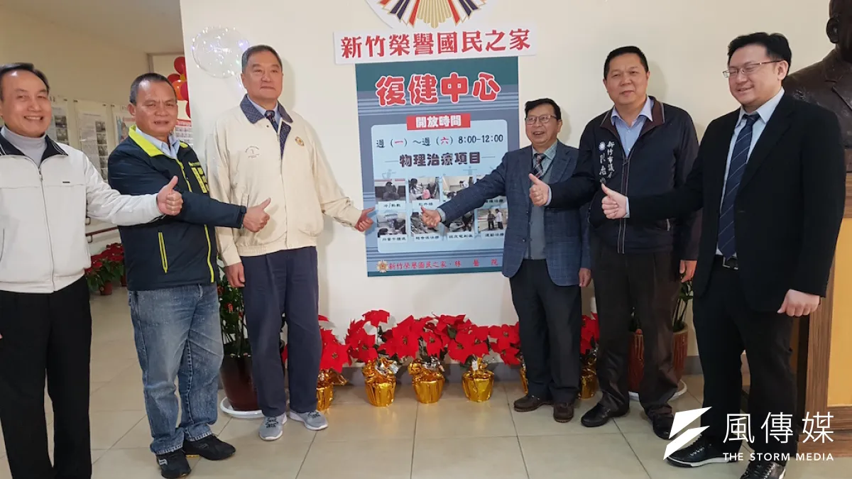 新竹榮家復健中心10日由家主任徐隆生(左)及林醫院院長林鴻堂正式揭幕啟用。(圖/方詠騰攝)