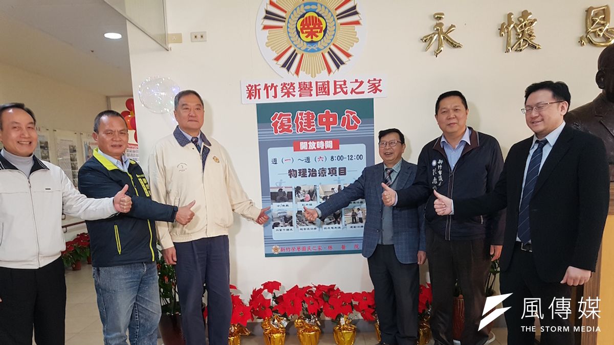新竹榮家復健中心10日由家主任徐隆生(左)及林醫院院長林鴻堂正式揭幕啟用。(圖/方詠騰攝) 新竹榮家復健中心10日由家主任徐隆生(左)及林醫院院長林鴻堂正式揭幕啟用。(圖/方詠騰攝)