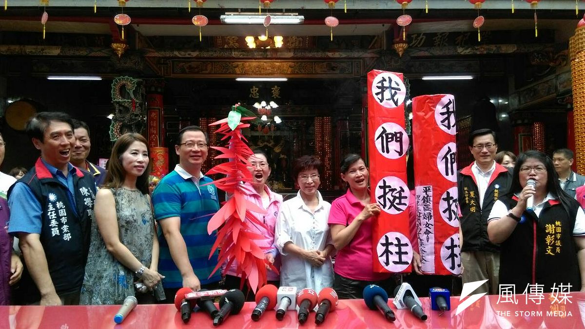 國民黨總統參選人洪秀柱12日上午前往桃園市平鎮區參拜。(周怡孜攝) 國民黨總統參選人洪秀柱12日上午前往桃園市平鎮區參拜。(周怡孜攝)