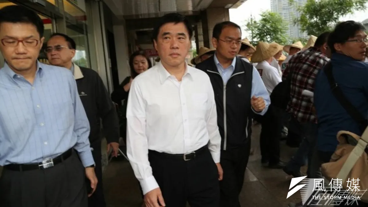 台北市長郝龍斌23日赴義光教會,在少數圍觀民眾高喊「國民黨要有良心」的罵聲下,進入教會。(余志偉攝)