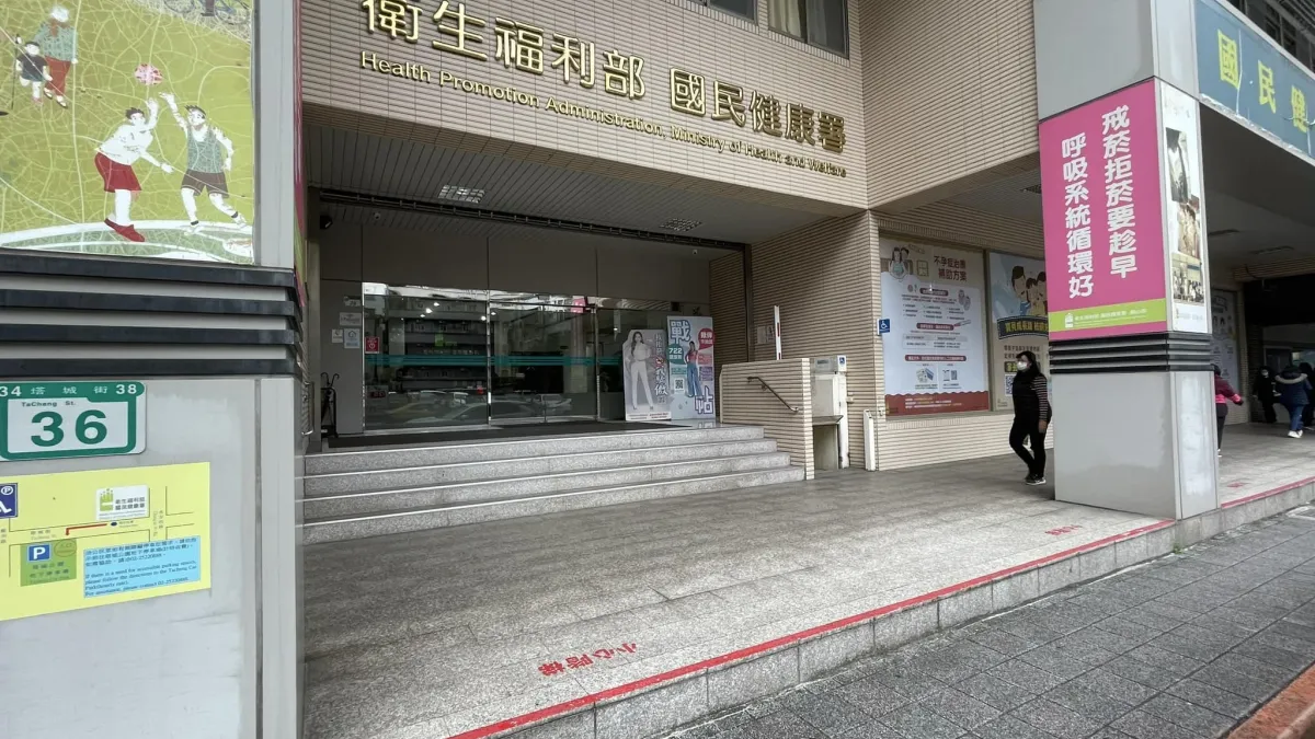 政治評論者謝國安在臉書發文,批國民健康署處理加熱菸健康風險評估進度緩慢,質疑其行政怠惰 。(圖/翻攝自謝國安臉書)