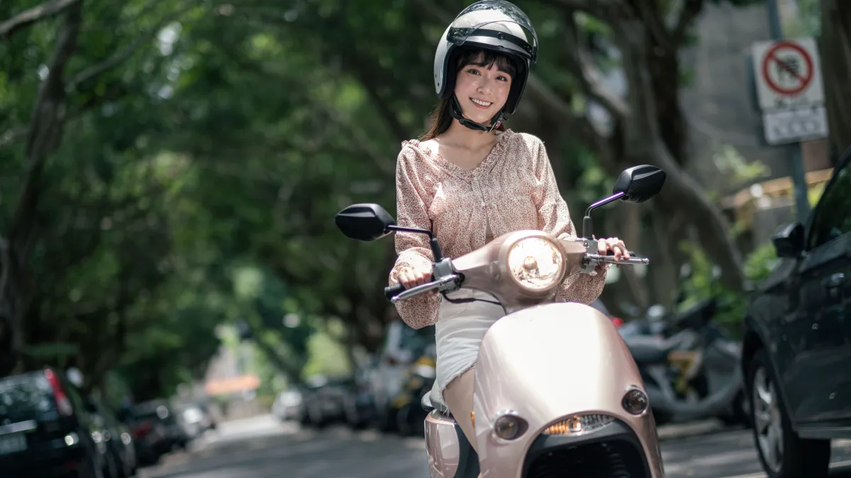 貨物稅正式生效後,光陽也瞄準女性與年輕通勤族,主打可愛時尚車款Genie 115。(光陽提供)