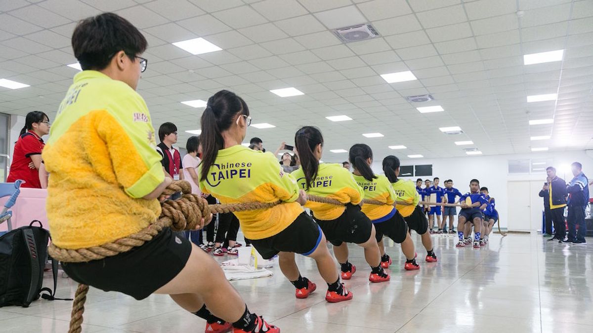 世界盃拔河賽第三名的泰國北柳府本怎馬中學、世界盃第一名景美女中拔河隊與石門區公所拔河隊進行技術交流。(圖/新北市石門區公所提供) 世界盃拔河賽第三名的泰國北柳府本怎馬中學、世界盃第一名景美女中拔河隊與石門區公所拔河隊進行技術交流。(圖/新北市石門區公所提供)