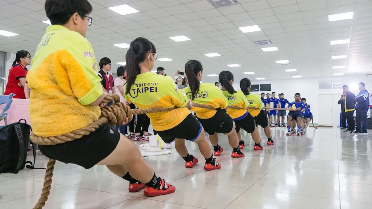 世界盃拔河賽第三名的泰國北柳府本怎馬中學、世界盃第一名景美女中拔河隊與石門區公所拔河隊進行技術交流。(圖/新北市石門區公所提供)