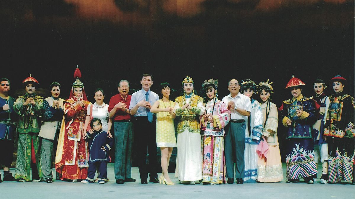 明華園是東和外科診所受邀表演團體,讓臺東感受到在地藝術文化薰陶。左七為顏國順院長。(圖/東和外科診所) 明華園是東和外科診所受邀表演團體,讓臺東感受到在地藝術文化薰陶。左七為顏國順院長。(圖/東和外科診所)