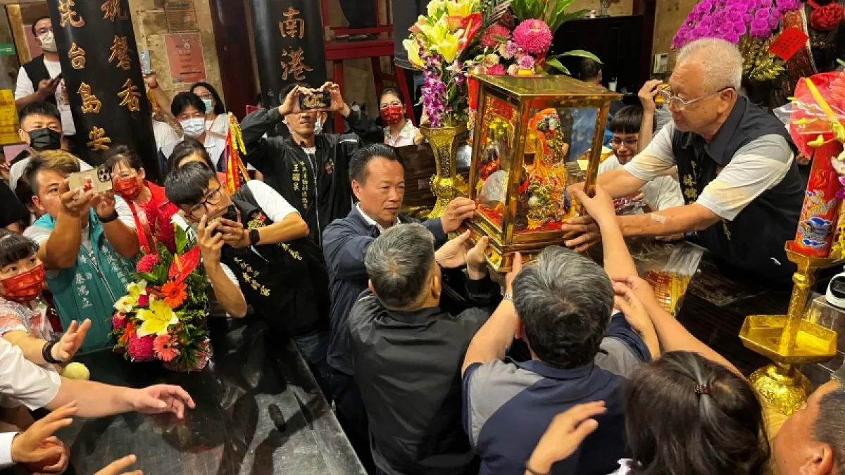 大甲鎮瀾宮媽祖回鑾,疫後解封大批信眾湧新港。(圖/嘉義縣政府提供)