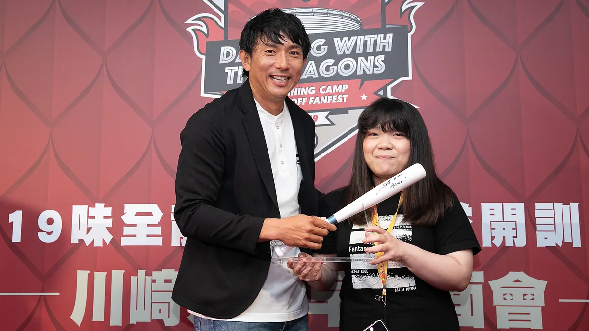 川崎宗則在今日上午舉行球迷見面會,與球迷一起互動。 (圖/味全龍提供)