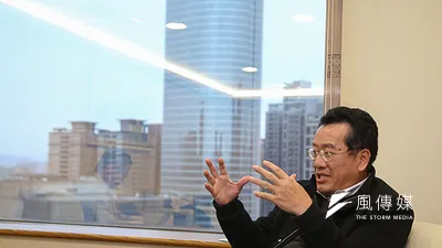 因為打過太多訴訟官司,有些官司打完就忘,顧立雄回想過去經手過哪些官司,有時候還得由旁人提醒。(陳明仁攝)