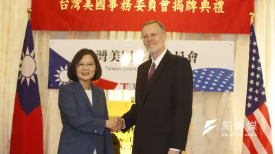 台灣究竟有沒有可能獨立自保?或是要依附美國?可從歷史找答案。圖為《台灣關係法》立法40周年,總統蔡英文出席「台灣美國事務委員會揭牌典禮」。(資料照,郭晉瑋攝)