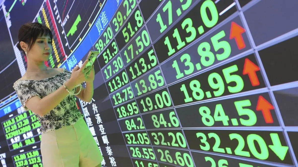 8月ETF除息旺季!年化配息率突破10%商品清單一次看:這檔月配ETF奪冠。(中央社)