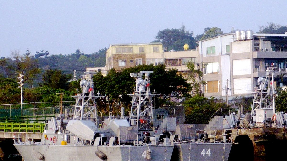 國防部證實海軍將打造60艘微型匿蹤飛彈突擊艇,並規劃搭載雄三飛彈,射程超過150公里。圖為海鷗級飛彈快艇,新打造的微型匿蹤飛彈突擊艇,其噸位與已除役的海鷗級飛彈快艇同等級。(取自Changlc@Wikipedia) 國防部證實海軍將打造60艘微型匿蹤飛彈突擊艇,並規劃搭載雄三飛彈,射程超過150公里。圖為海鷗級飛彈快艇,新打造的微型匿蹤飛彈突擊艇,其噸位與已除役的海鷗級飛彈快艇同等級。(取自Changlc@Wikipedia)