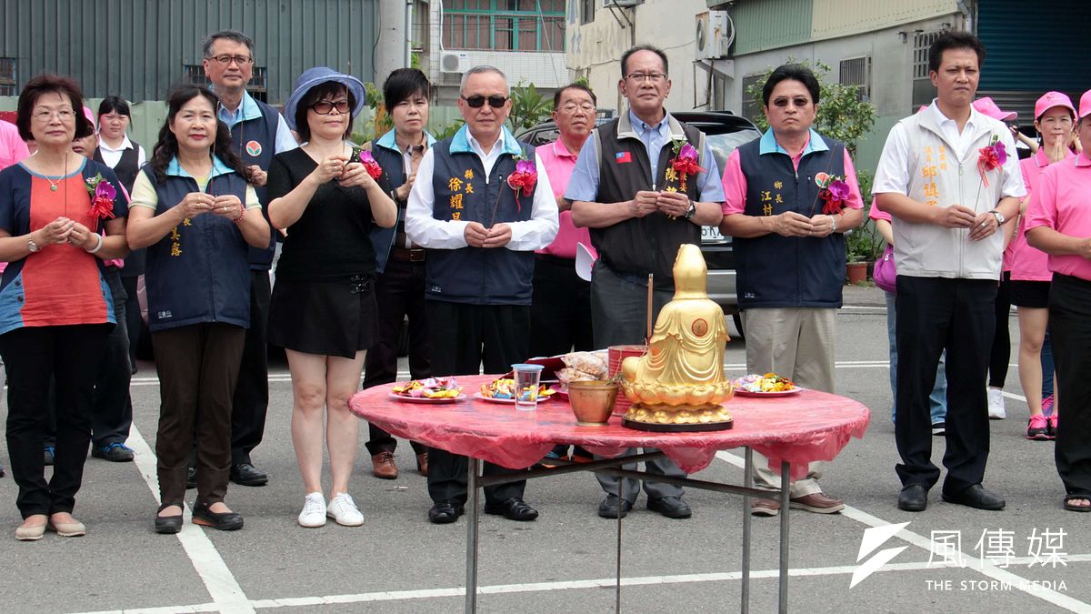 縣長徐耀昌等人為龍舟賽祈福。(圖/許占鳳攝) 縣長徐耀昌等人為龍舟賽祈福。(圖/許占鳳攝)