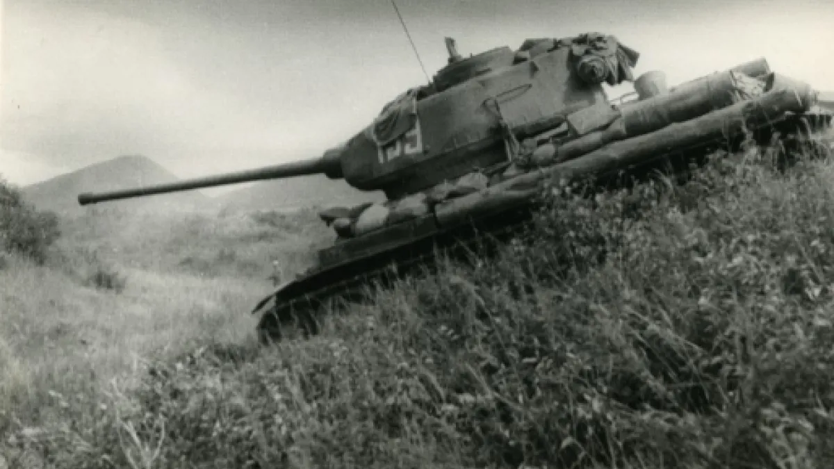 近衛坦克第6集團軍的T-34-85戰車向滿洲國衝鋒。(許劍虹提供)