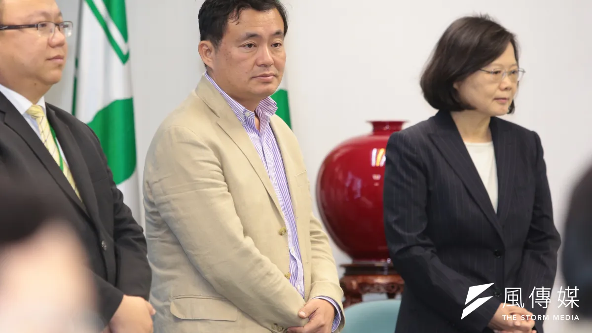 對於《自由時報》董事長吳阿明日前辭世,民主進步黨秘書長洪耀福(左2)12日代表黨主席蔡英文表達深切的哀悼與敬意。(資料照,顏麟宇攝)