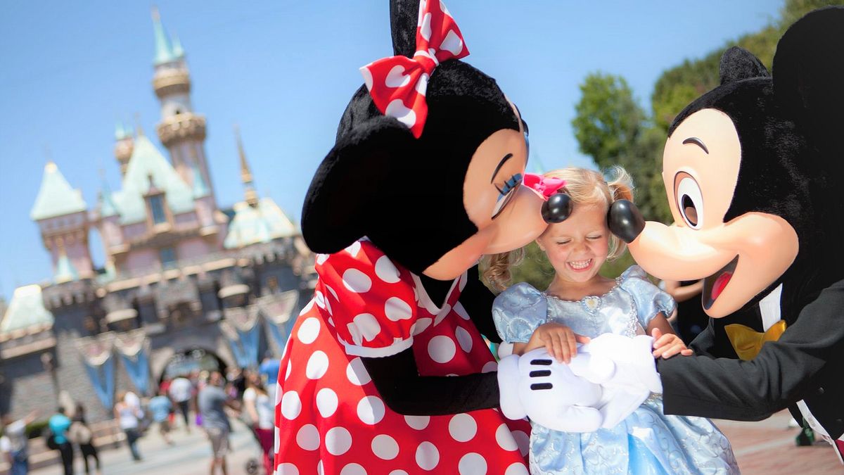 英國媒體揭露迪士尼的怪規定,包括不能對遊客用食指指示、更不能說話無理,所以迪士尼的員工只好用這句「祝福的話」來代替。(圖/Disneyland@facebook) 英國媒體揭露迪士尼的怪規定,包括不能對遊客用食指指示、更不能說話無理,所以迪士尼的員工只好用這句「祝福的話」來代替。(圖/Disneyland@facebook)