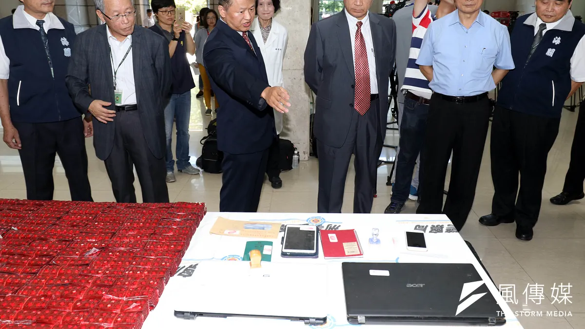 刑事警察局日前會同關務署基隆關、保三警察總隊、港務警察局及數個縣市警察單位,由基隆地檢署指揮偵辦,查獲一批欲出口馬來西亞的三級毒品「一粒眠」,總數約160萬顆。刑事局8日上午召開記者會說明,內政部長徐國勇(右三)親自出席。(蘇仲泓攝)