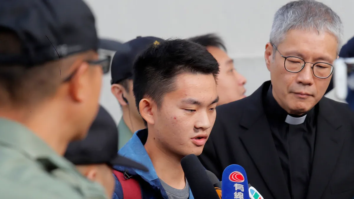 管浩鳴(右)陪伴陳同佳(中)出獄,角色讓人質疑。(美聯社)