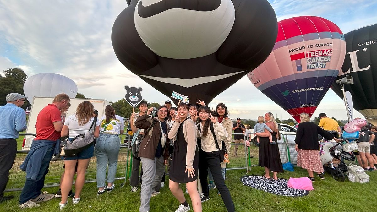 熊讚熱氣球吸引一群從英國各地前來的臺灣朋友,熱情為臺北及臺灣加油打氣。(圖/臺北市政府觀光傳播局提供) 熊讚熱氣球吸引一群從英國各地前來的臺灣朋友,熱情為臺北及臺灣加油打氣。(圖/臺北市政府觀光傳播局提供)