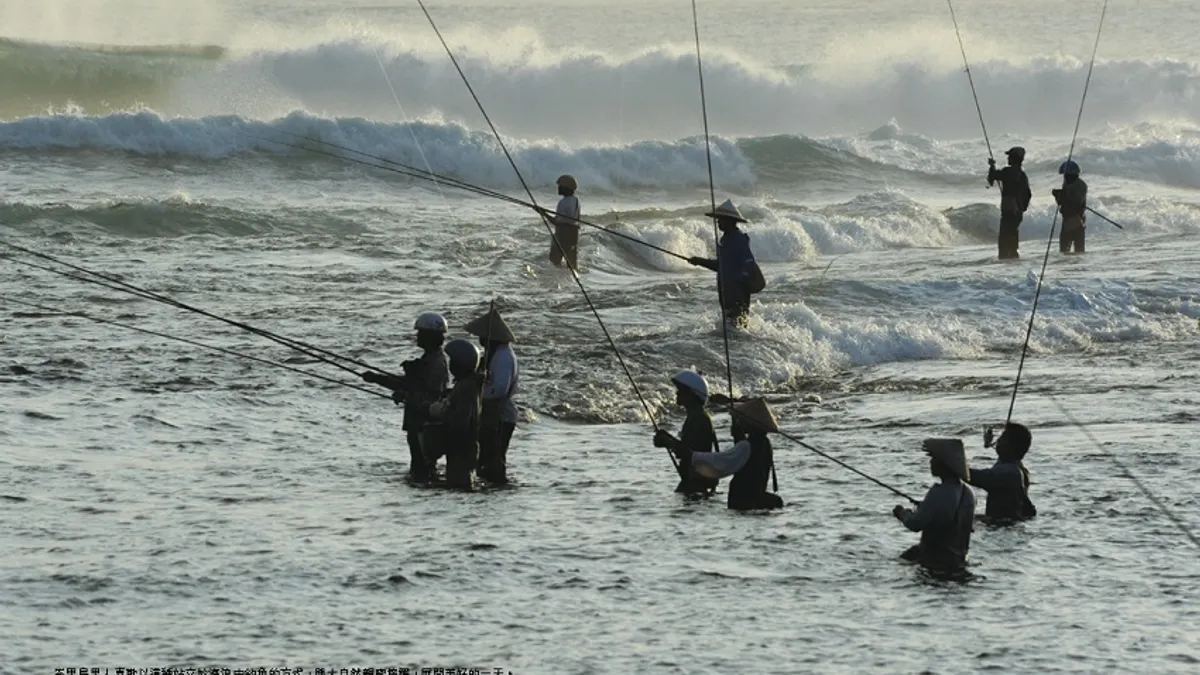 2014年印尼總統大選戰況激烈,對於人民而言,有人放眼追求未來,也有人選擇了回頭路。圖為印尼峇里島男人們以站立的姿勢在海裡釣魚。(玉山社提供) 2014年印尼總統大選戰況激烈,對於人民而言,有人放眼追求未來,也有人選擇了回頭路。圖為印尼峇里島男人們以站立的姿勢在海裡釣魚。(玉山社提供)