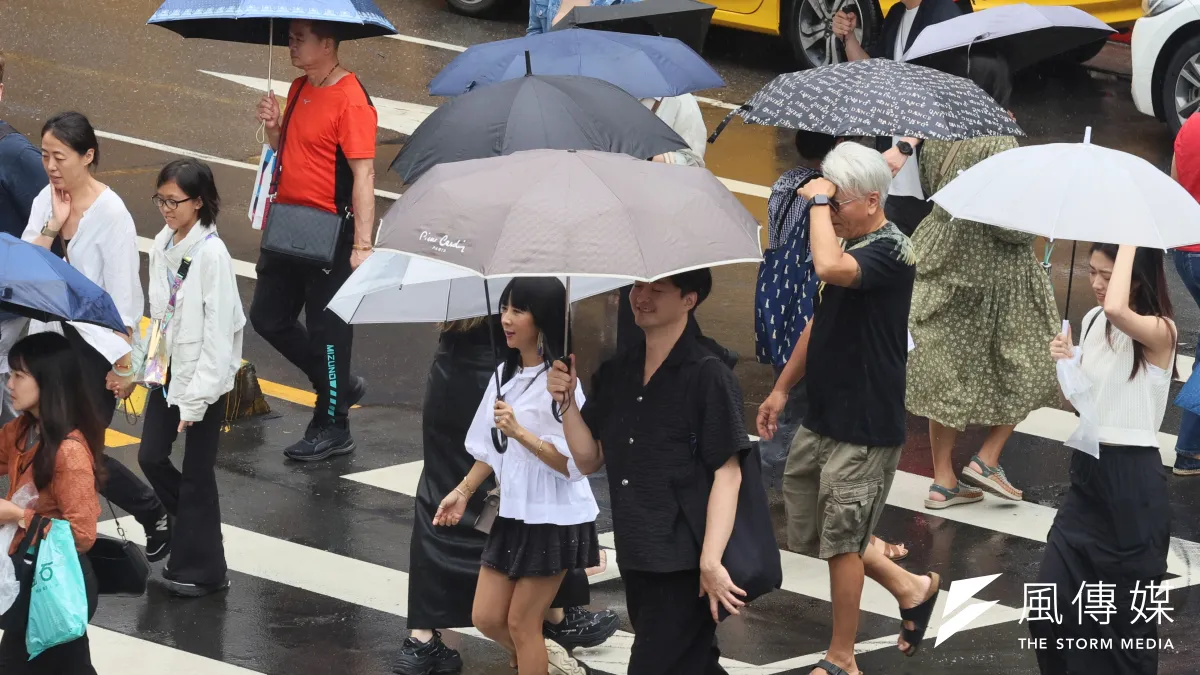 近日有網友發文表示,近日用手機內建天氣App看當天降雨機率是95%,窗外卻晴空萬里,不禁感到疑惑「真的不知道該不該相信氣象?」(資料照/柯承惠攝)
