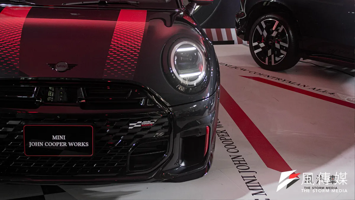 黑紅配色及方格棋賽道彩繪,第五代大改款 MINI JCW 的熱血感受隨處可見。
