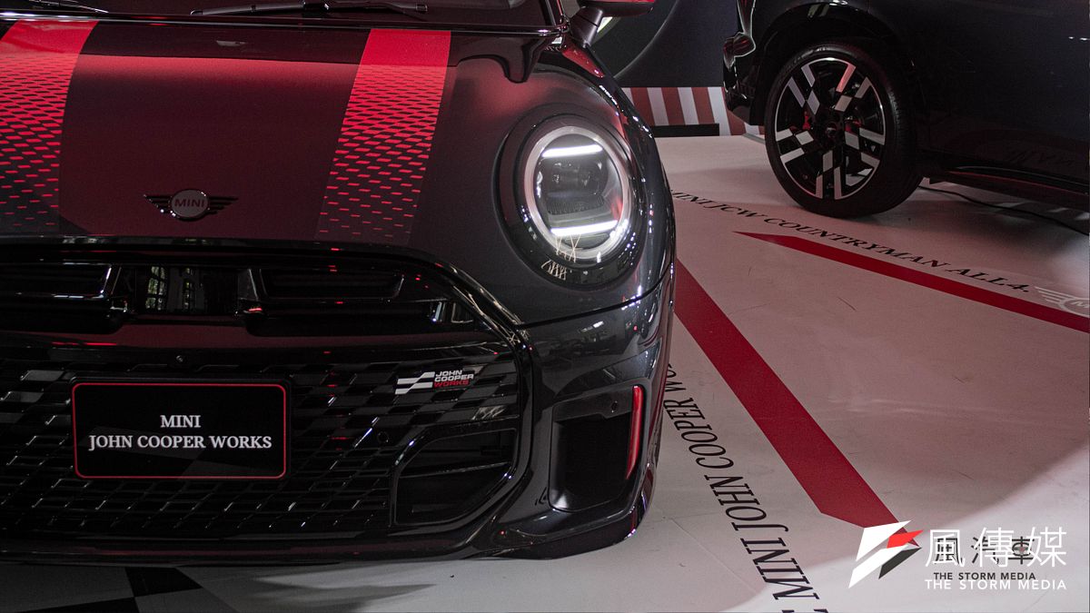 黑紅配色及方格棋賽道彩繪,第五代大改款 MINI JCW 的熱血感受隨處可見。 黑紅配色及方格棋賽道彩繪,第五代大改款 MINI JCW 的熱血感受隨處可見。