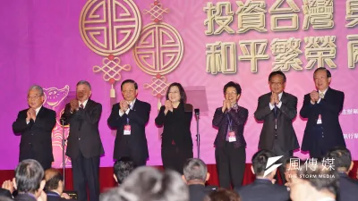 「除非蔡英文政府在此民調已趨低迷、經濟惡劣情勢進一步惡化之際,忽忽竟有斷然『乍回首』的決心,大幅調轉治國執政戰略取向⋯⋯否則,這幾天經濟部高喊鮭魚返鄉政策,必將再度淪為空話空談,且又創新一則官『假新聞』。」圖為總統蔡英文出席「2018大陸台商春節聯誼活動」。(資料照,盧逸峰攝)