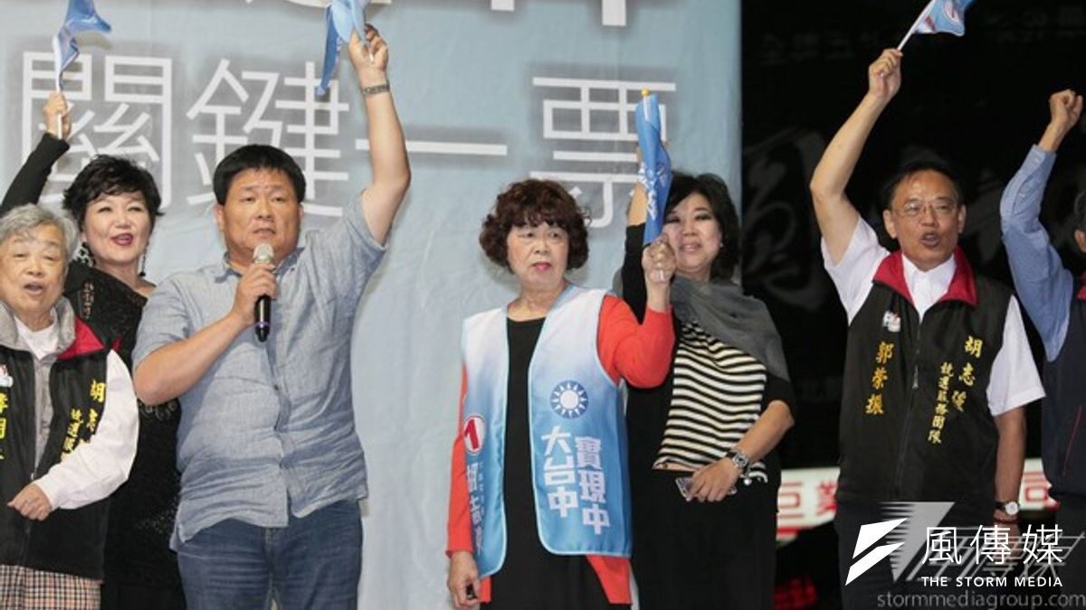 國民黨台中市長候選人胡志強爭取連任,陷入苦戰,前立委顏清標全家總動員,全力衝刺。(蕭德洪攝) 國民黨台中市長候選人胡志強爭取連任,陷入苦戰,前立委顏清標全家總動員,全力衝刺。(蕭德洪攝)