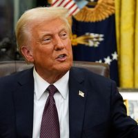 2025年1月20日、トランプ大統領がバイデン前大統領から残された書簡を手にする様子。(AP通信) 2025年1月20日、トランプ大統領がバイデン前大統領から残された書簡を手にする様子。(AP通信)