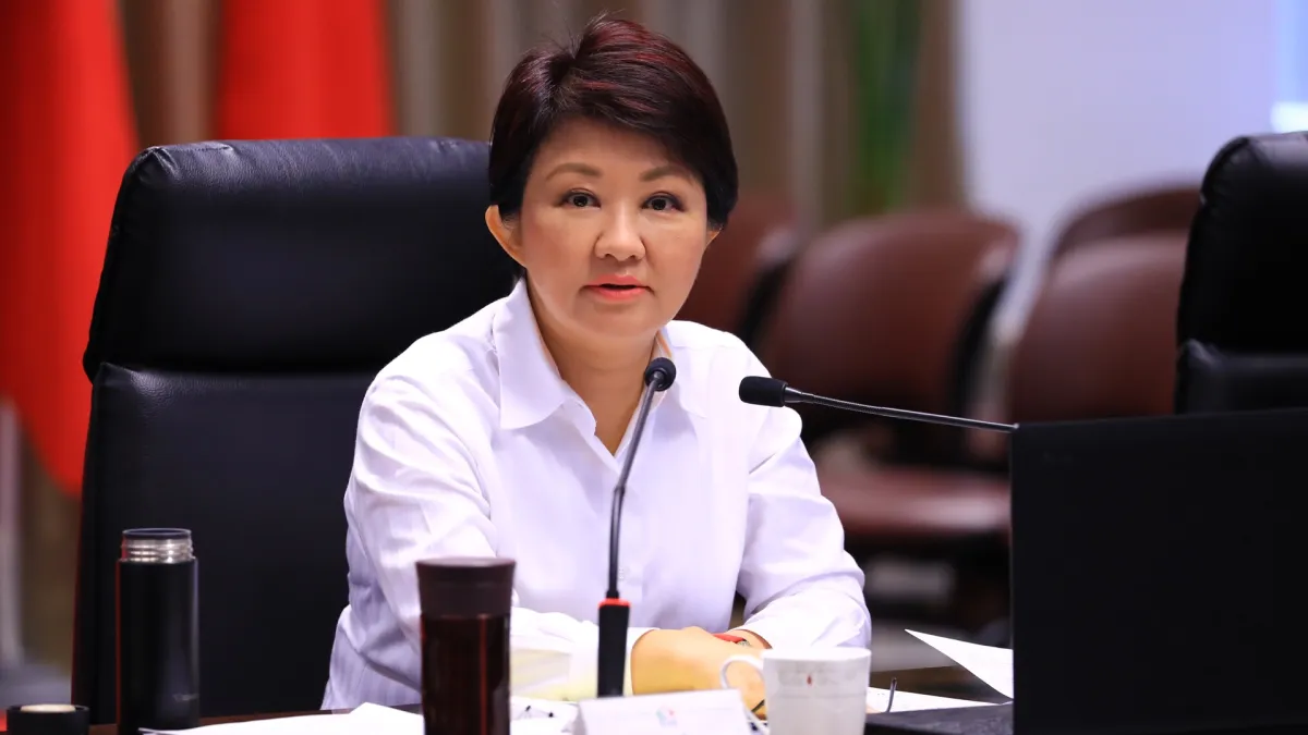 台中市政會議中市長盧秀燕表示,7月1日勞工局將先成立「青年事務股」開始運作,辦理包括青年就業、創業輔導、職場體驗及青年工讀等四大業務。(圖/臺中市政府提供)